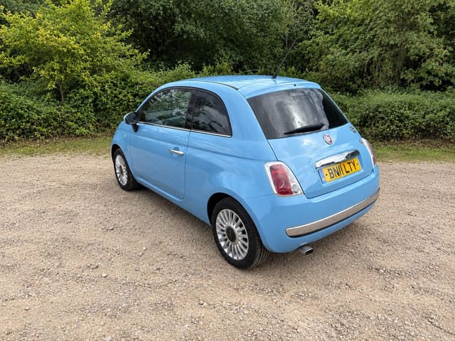 2011 Fiat 500 Lounge - Image 1