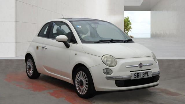 2011 Fiat 500 Lounge - Image 1